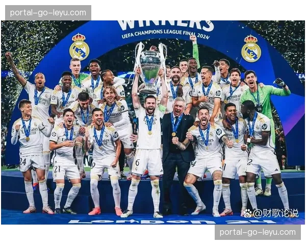 特写：终场哨响，赫罗纳球员围拢庆祝队史首次锁定欧冠资格