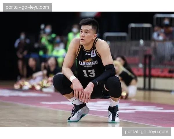 特写瞬间：郭艾伦场边为队友精彩表现挥毛巾呐喊，角色转变