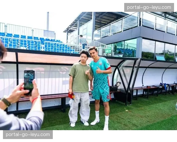 多支球队开放训练课，吸引大量当地球迷提前感受赛季氛围